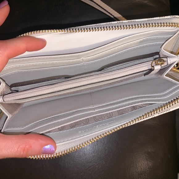 Brand new Michael Kors wallet with wristlet strap - Picture 5 of 8